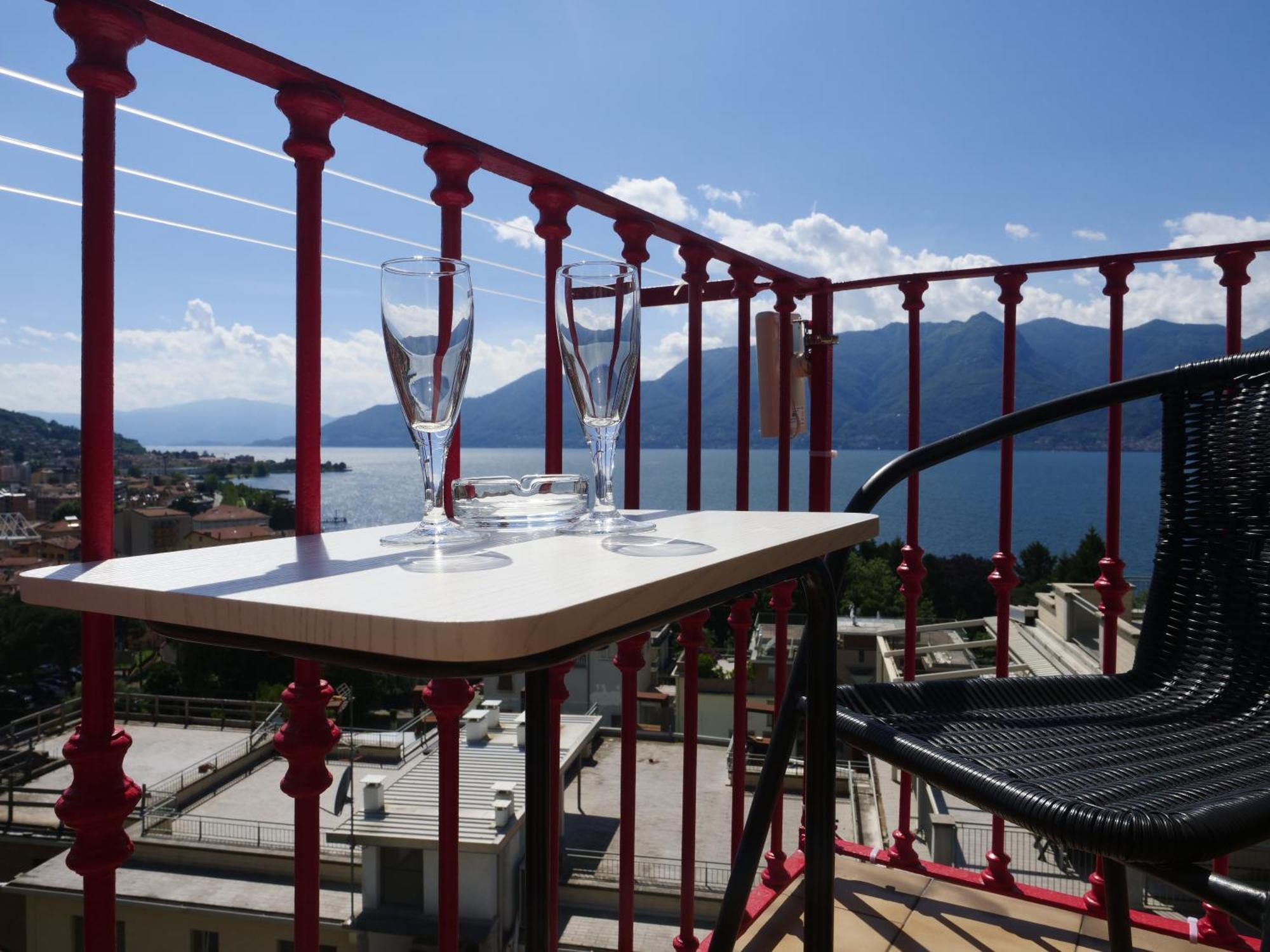 Appartamento Vista Lago Luino Kültér fotó